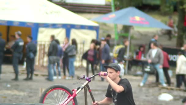 Mouvements de trampoline acrobatique effectués par un jeune homme adulte, jour — Video