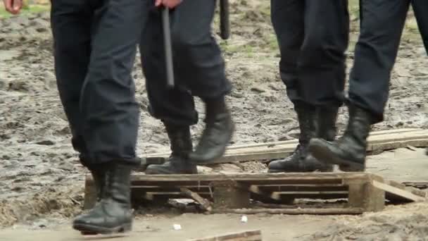 Soldaten schoenen slow-motion — Stockvideo