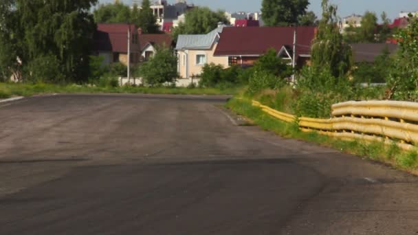 Klasyczny biały rocznika samochodu ford coupe na drodze — Wideo stockowe