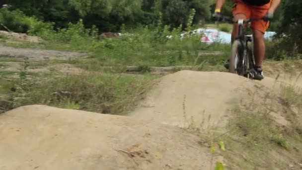 Rower BMX nieudanej próbie do jazdy na torze, zawodnik nie powiodło się — Wideo stockowe