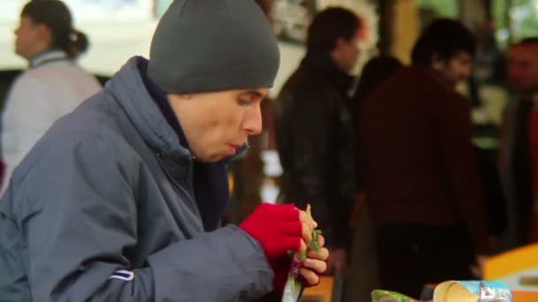 Masculino comer batatas fritas — Vídeo de Stock