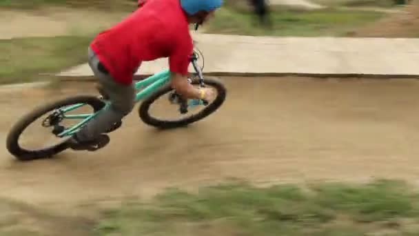 Corrida de circuito de rodas de bicicleta — Vídeo de Stock