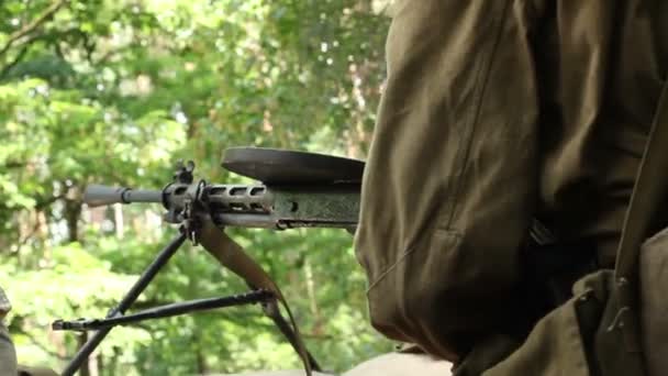 Vintage machine gun spits out series of bullet — Stock Video