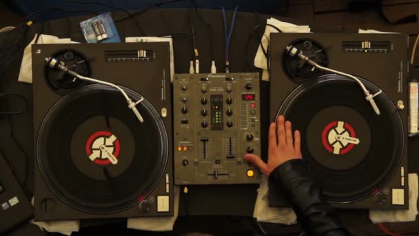 DJ scratching turntables performing — Stock Video