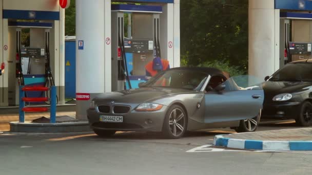 Elite-Auto fährt zur Tankstelle — Stockvideo