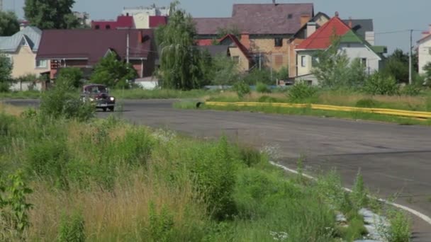 Ford Super Deluxe медленно едет по сельской местности — стоковое видео