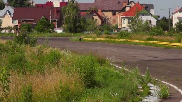 大きな豪華なクライスラー インペリアル気流の田舎で運転 — ストック動画