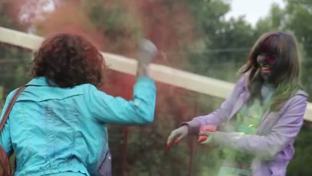 Festival meisje vrouwen gooien verf lachen veel plezier genieten van schilderen — Stockvideo