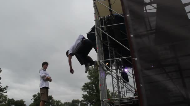 Trampolim fiação e salto acrobático acrobacias e truques — Vídeo de Stock