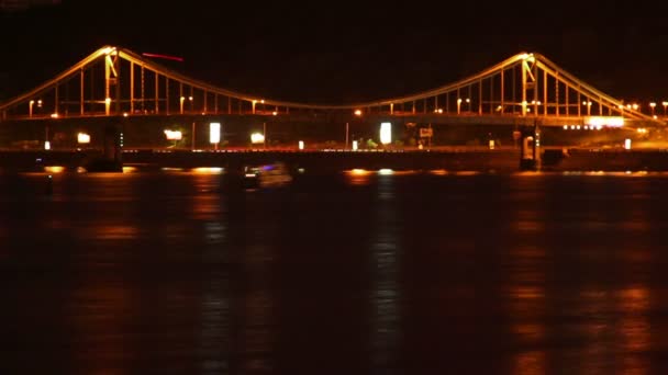 Tráfico de puente fluvial por la noche — Vídeo de stock