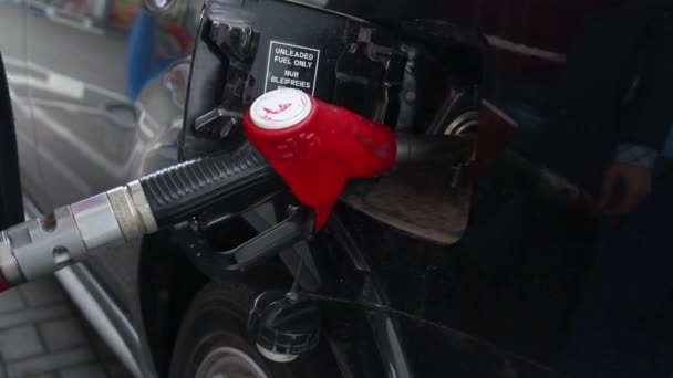 Sacando la pistola de gasolina — Vídeos de Stock