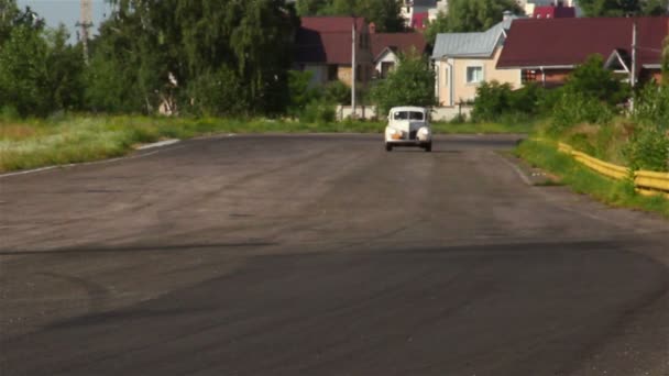 Retro Ford Coupe Chevrolet Fangio Bentley Drophead dirigindo rápido sobre o campo — Vídeo de Stock