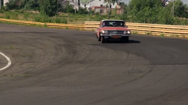 Fabuloso carro vintage americano Chevrolet Impala dirigindo sobre a estrada — Vídeo de Stock