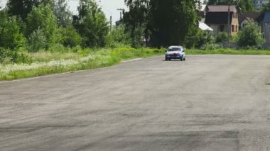 Araba bir dönüş yapar