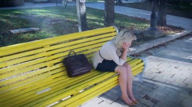kadın ağlayarak park içinde