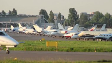 Havaalanında direksiyon jet charter