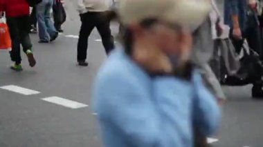 insanlar kavşak üzerinde yürümek