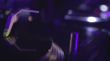 DJ pikap iğnesi vinil kayıtta