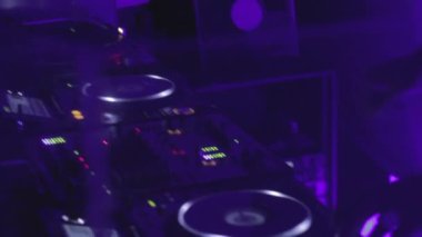 gece kulübünde dj düğmeleri bir turntable iter.