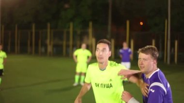 Futbol ileriye doğru üstbilgi ve bir Bayan