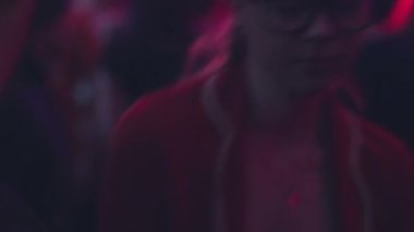 bir gece kulübünde dans gözlüklü kız