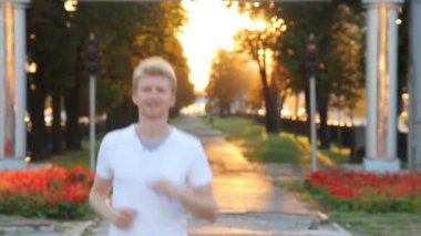 adam çalışır ve gülümseyerek standları