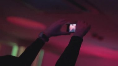 atmosferi çekim yapmaya çalışırken telefon düşüyor