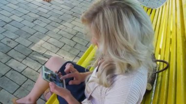 genç kadın sms yazıyor