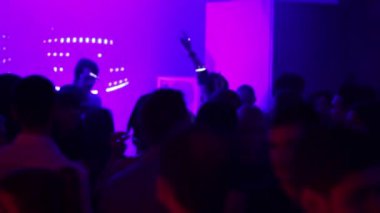 dj gece kulübünde gerçekleştirme