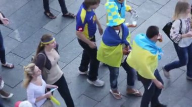 Sokakta yürüyen insanlar