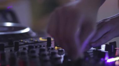 yakın çekim kadın dj ellerin