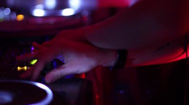 kadın dj eller tweaking karıştırıcı kontrolleri geçti