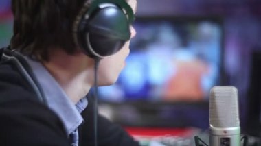 yorumcu ekrana bakar