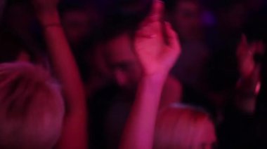 genç kız dans pistinde müzik keyfi