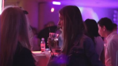 kokteyl içme gece kulübü genç kadın