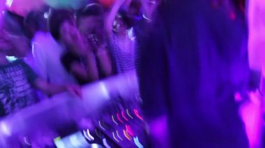 düşük kare hızı, kalabalık hareketli çekim ve dj düşünerekbir oynuyor