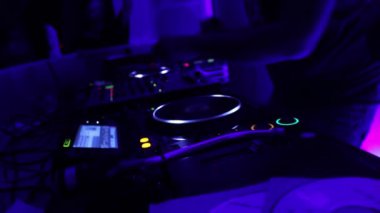 DJ gece kulübünde düşünerekbir gerçekleştiriyor
