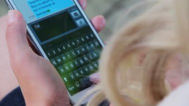 genç kadın mesaj yazıyor