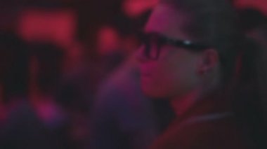 gece partide dans gözlüklü kız