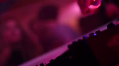 denetimleri pikap Mikser gece kulübünde DJ el tweaks