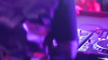 gece kulübünde dj gerçekleştirerek enerjik sürücü