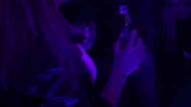 gece kulübü bira ile kız