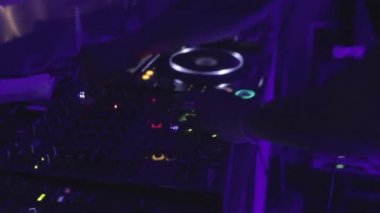 dj, gece kulübünde dans kişi oynuyor