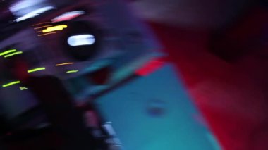 gece kulübünde DJ güverte