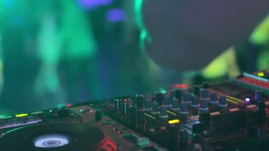 elinde ses mühendisi