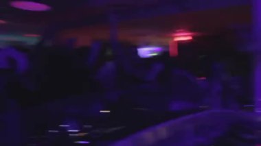 birçok kişi gece kulübünde dans