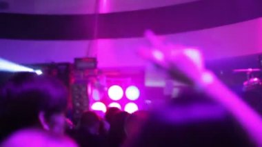 parti sırasında baş yukarıda telefon ile genç kadın eli