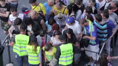 futbol taraftarları güvenlikten geçmek