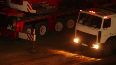 İnşaat bahçeye kamyonlar sürücü