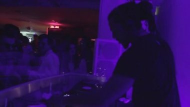 Kız, adam ve birçok kişi dans kulübünde dj oynamak